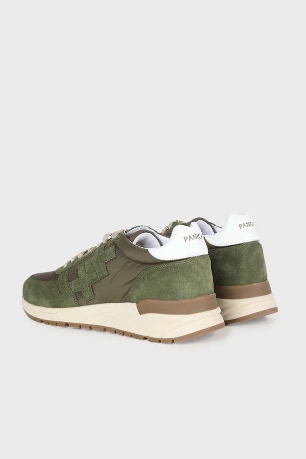 스웨이드 레더 스니커즈 F-QFO05는 남성용 스니커즈로, 카키 색상으로 출시되었습니다. 봄, 여름, 가을에 착용하기 좋으며, 라운드 앞코 디자인에 3.5cm 플랫 굽을 적용하여 편안한 착용감을 제공합니다. 고급스러운 스웨이드 가죽과 캔버스 소재의 조화가 돋보이며, 안감은 나파 가죽으로 마감하여 부드러운 착용감을 선사합니다. 로고 패턴과 끈형 신발 여밈, 로우탑 디자인으로 캐주얼, 클래식, 미니멀 스타일을 연출할 수 있으며, 데일리 아이템으로 활용하기 좋습니다.
