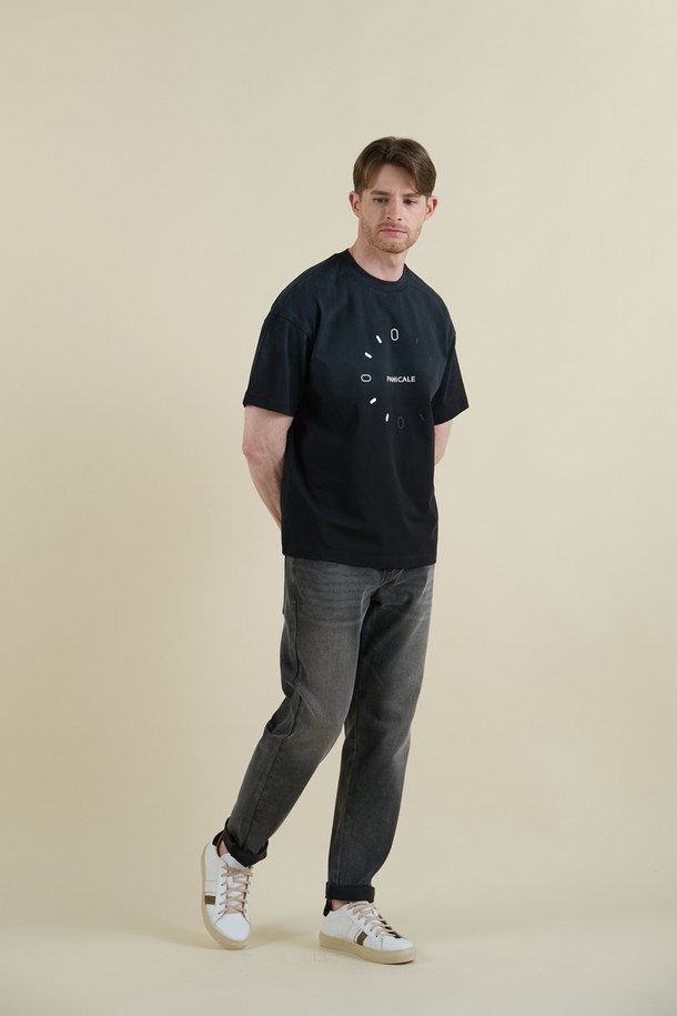 빈티지 워싱 데님 팬츠 M-QJEAN06는 남성용 데님 팬츠입니다. 그레이 컬러에 빈티지하고 캐주얼한 스타일을 더했으며, 여름, 간절기, 겨울까지 폭넓게 활용할 수 있습니다. 면, 폴리에스테르, 비스코스, 스판 혼방 소재로 제작되어 부드러운 촉감과 편안한 착용감을 제공합니다. 레귤러 슬림핏으로 제작되었으며, 5포켓 디자인에 밑단 디스트레스드 처리로 포인트를 더했습니다. 스트레치성이 뛰어나 활동성이 좋고, 캐주얼, 미니멀 스타일을 즐겨 입는 분들께 추천합니다.
