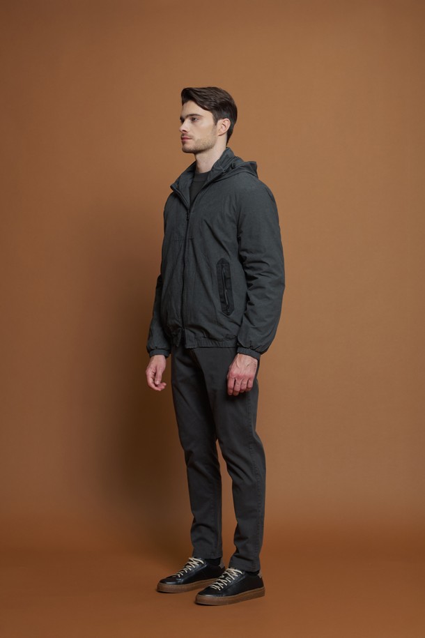 워시드 코튼 후드 점퍼 M-GCJP68는 남성용 후드 점퍼입니다. 부드러운 촉감의 면, 폴리에스테르 혼방 소재로 제작되었으며, 겨울과 간절기에 착용하기 좋습니다. 캐주얼하고 베이직한 스타일의 무지 디자인으로, 일상 및 산책, 집콕 시 편안하게 활용할 수 있습니다. 얇은 두께에 퀼팅 안감, 후드 일체형으로 보온성을 높였으며, 립 디테일로 포인트를 더했습니다. 레귤러핏의 집업 스타일로 간편하게 착용할 수 있습니다.
