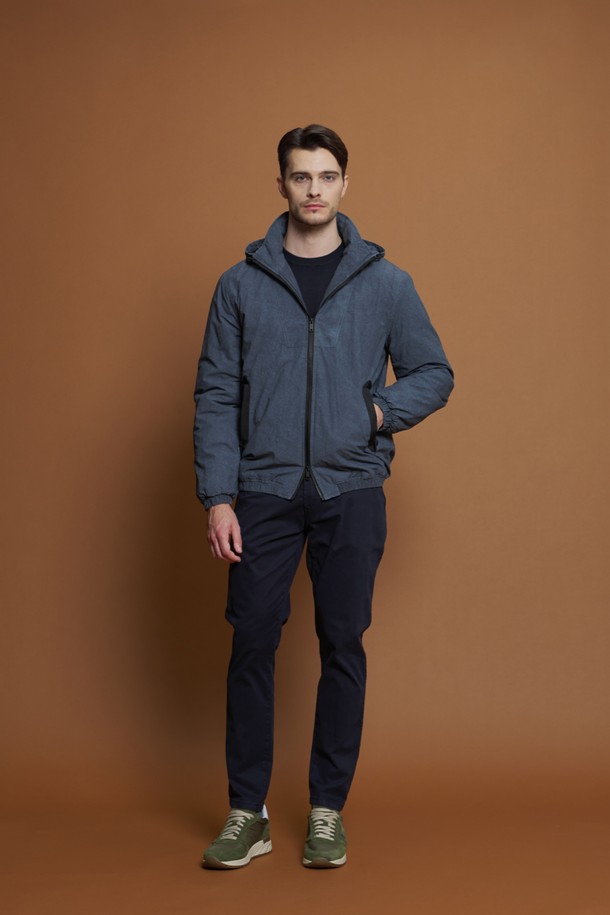 워시드 코튼 후드 점퍼 M-GCJP68은 부드러운 촉감의 면 소재로 제작되어 쾌적한 착용감을 선사합니다. 캐주얼하고 베이직한 스타일로, 봄, 가을, 겨울 간절기에 활용하기 좋으며, 일상, 산책, 여행 등 다양한 TPO에 매칭하기 좋습니다. 후드 일체형 디자인에 밑단과 소매단 밴딩 처리로 편안한 착용감을 제공하며, 가벼운 무게감과 뛰어난 내구성을 자랑합니다. 레귤러핏으로 제작되었으며, 지퍼 여밈 방식과 긴 소매 기장으로 실용성을 더했습니다. 무지 디자인의 블루 컬러 점퍼로 미니멀한 스타일을 연출해보세요.
