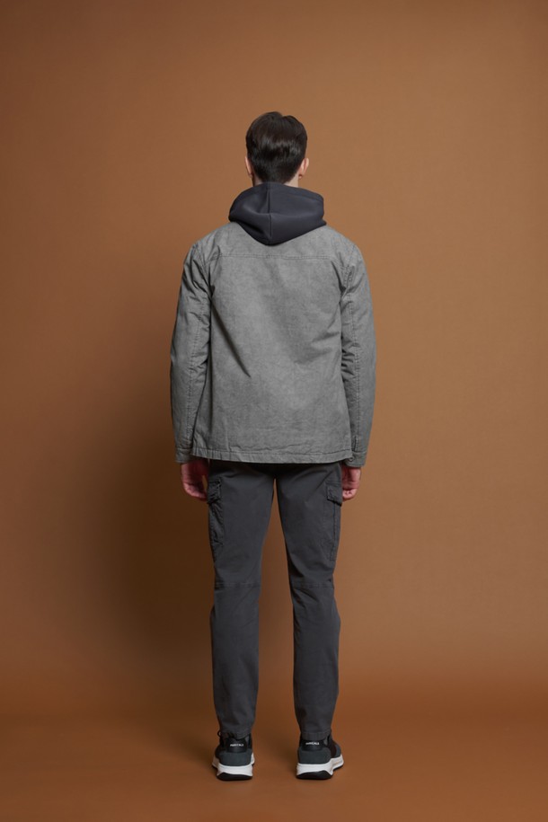 워시드 코튼 점퍼 M-GCJP67는 남성용 점퍼로, 부드러운 촉감의 면과 폴리에스터 혼방 소재로 제작되었습니다. 클래식 스타일에 무지 패턴의 그레이 컬러로, 간절기, 여름, 겨울까지 착용 가능합니다. 레귤러핏과 슬림핏 두 가지로 출시되어, 취향에 맞게 선택할 수 있으며, 단정한 카라와 가슴 플랩 포켓, 측면 포켓, 빈티지한 워싱 텍스처 등의 특징을 갖추었습니다. 출근룩, 비즈니스 캐주얼, 겨울 데일리룩 등 다양한 TPO에 맞춰 클래식, 미니멀, 워크웨어 스타일을 연출할 수 있습니다.
