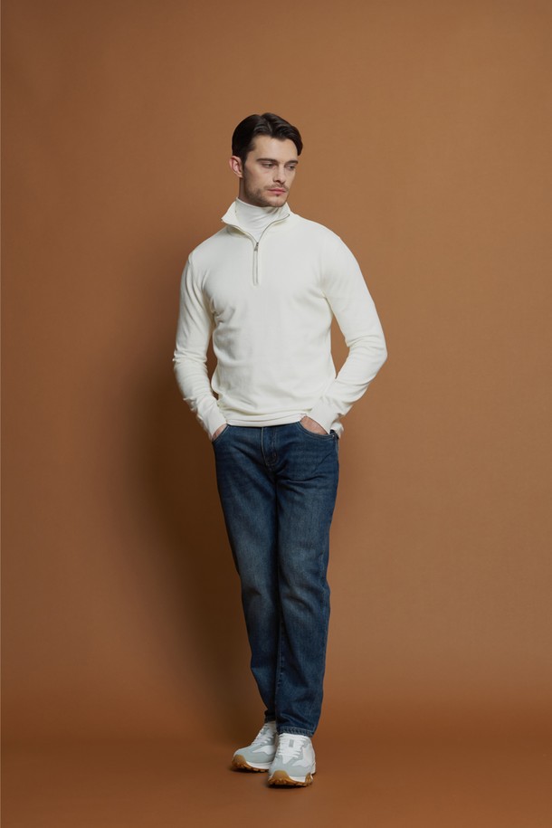 기모 베이직 워싱 데님 팬츠 M-GJEAN81은 남성용 데님 팬츠로, 여름, 간절기, 겨울까지 착용 가능한 활용도 높은 아이템입니다. 부드러운 촉감의 면, 폴리에스터, 스판 혼방 소재로 제작되어 편안한 착용감을 선사하며, 안감 기모 처리로 보온성을 높였습니다. 캐주얼, 클래식, 미니멀 스타일을 연출하기 좋으며, 레귤러핏 또는 슬림핏으로 출시되어 다양한 체형에 적합합니다. 워싱 디테일이 돋보이는 긴 기장의 데님 팬츠로, 앞뒤 포켓, 뒷면 가죽 패치, 벨트 착용 공간, 신축성 있는 소재 등 꼼꼼한 디테일이 돋보입니다. 특히 겨울 데일리룩에 따뜻함과 스타일을 더해줄 수 있습니다.
