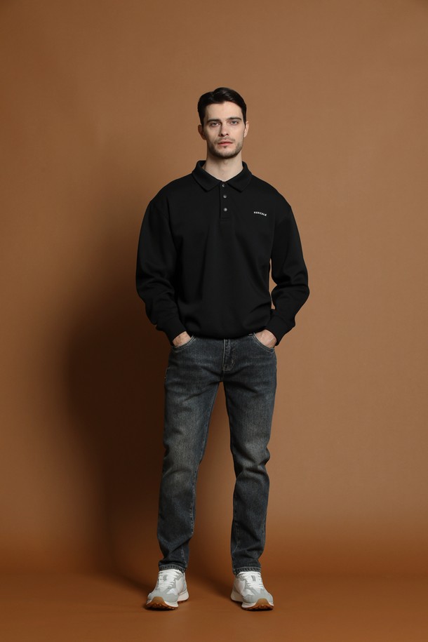 따뜻한 기모 안감으로 포근함을 더한 기모 워시드 데님 팬츠 M-GJEAN79입니다. 부드러운 촉감과 레귤러 슬림핏으로 편안한 착용감을 선사하며, 캐주얼하고 미니멀한 스타일을 연출하기 좋습니다. 여름, 간절기, 겨울철에도 활용 가능한 긴바지로, 데일리룩과 겨울철 스타일에 적합합니다. 은은한 워싱과 디스트레스드 디테일이 돋보이며, 5포켓 디자인과 뒷면 가죽 패치로 포인트를 더했습니다. 신축성 있는 면, 폴리에스터, 스판 혼방 소재로 활동성을 높였습니다.
