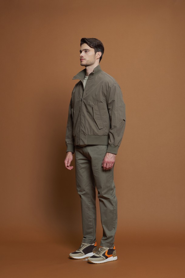 하이넥 보머 재킷 M-QCJP62는 간절기에 활용하기 좋은 캐주얼 스타일의 보머 재킷입니다. 부드러운 면과 폴리에스터 혼방 소재로 제작되어 편안한 착용감을 선사하며, 얇은 두께감으로 봄, 가을 시즌에 적합합니다. 카키 컬러에 레귤러핏으로 제작되었으며, 골지 마감, 하이넥 디자인, 뒷면 로고 자수 디테일이 특징입니다. 또한, 집업 여밈 방식과 사이드 포켓, 자석 여밈 포켓으로 실용성을 더했습니다. 일상에서 편안하게 착용할 수 있는 미니멀한 디자인의 아우터입니다.
