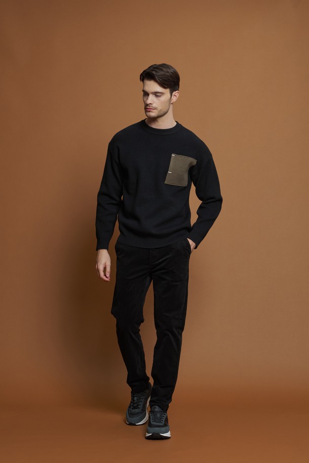 울 혼방 배색 포켓 니트 M-QNIT56은 간절기에 활용하기 좋은 남성용 니트입니다. 블랙과 베이지 두 가지 컬러로 출시되었으며, 데일리룩과 이너로 모두 활용하기 좋습니다. 레귤러 핏에 크루넥 디자인으로 제작되었으며, 부드러운 촉감과 탄탄한 내구성을 자랑합니다. 폴리에스터, 아크릴, 나일론, 리오셀, 울 혼방 소재로 제작되었으며, 포켓 배색 디테일과 골지 마감, 잔잔한 색점 디테일이 특징입니다. 캐주얼, 미니멀, 클래식 스타일을 선호하는 분들께 카페룩, 데이트룩으로 추천합니다.
