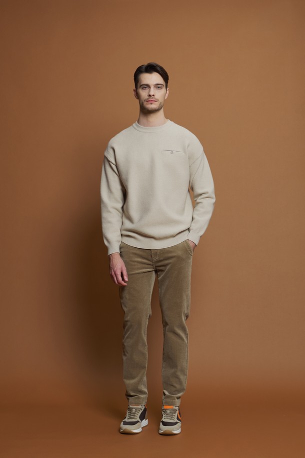 베이직하고 캐주얼한 스타일의 남성 울혼방 와플 라운드 니트 M-QNIT55입니다. 간절기에 적합한 두께감으로, 데일리, 캐주얼, 이너용으로 활용도가 높습니다. 부드러운 촉감과 탄탄한 질감의 폴리에스터, 아크릴, 나일론, 리오셀, 울 혼방 소재로 제작되었습니다. 라운드넥 디자인에 긴 소매, 레귤러핏으로 제작되었으며, 가슴 부분의 포켓과 골지 디테일이 특징입니다.
