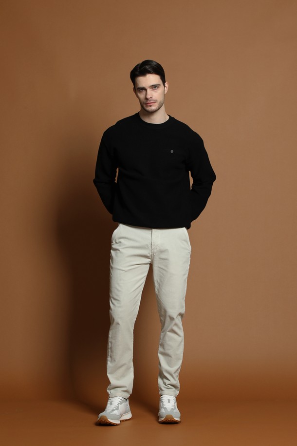 울 혼방 와플 라운드 니트 M-QNIT55는 가을, 겨울 시즌에 어울리는 남성용 니트입니다. 부드러운 촉감의 울 혼방 소재를 사용하여 제작되었으며, 베이직하고 미니멀한 디자인으로 다양한 스타일 연출이 가능합니다. 레귤러핏에 라운드넥, 긴 소매 기장으로 제작되었으며 두꺼운 두께감의 와플 패턴이 특징입니다. 출근룩이나 비즈니스 캐주얼, 클래식, 미니멀, 캐주얼 스타일 모두 소화 가능한 활용도 높은 아이템입니다.
