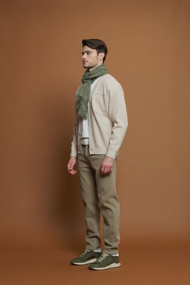 **포켓 니트 가디건 M-QNIT54**는 간절기에 착용하기 좋은 남성용 니트 가디건입니다. 베이지 컬러의 잔잔한 색점 패턴으로 디자인되어 캐주얼, 클래식, 미니멀한 스타일을 연출할 수 있습니다. 부드러운 촉감과 Y넥, 긴 소매 기장이 특징이며, 데이트룩에 적합합니다. 레귤러 핏에 버튼 여밈 방식과 포켓 디테일로 실용성을 더했습니다. 폴리에스터, 아크릴, 나일론, 리오셀, 울 등 다양한 소재를 혼방하여 제작되었습니다.
