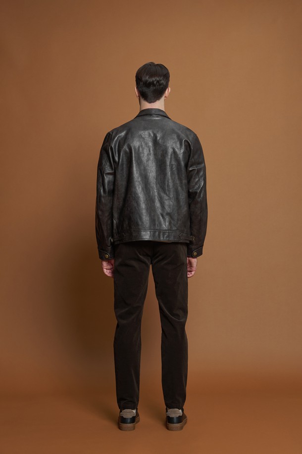 피유 레더 트러커 재킷 M-QPJP51은 캐주얼한 스타일을 추구하는 고객을 위한 간절기와 겨울철 필수 아이템입니다. 브라운 컬러의 무지 디자인으로 어떤 스타일에도 쉽게 매치할 수 있으며, 일상생활에서 편안하게 착용 가능합니다. 레귤러 핏의 긴 소매 재킷으로, 지퍼와 버튼으로 여밈 방식을 선택할 수 있습니다. 부드러운 촉감의 폴리에스터, 폴리우레탄, 인조가죽 혼방 소재에 기모 안감을 더해 보온성을 높였습니다. 가슴 지퍼 포켓, 플랩 포켓, 소매 버튼, 밑단 버클 디테일 등 다양한 특징이 돋보이며, 데이트룩과 겨울 데일리룩에 활용하기 좋습니다.
