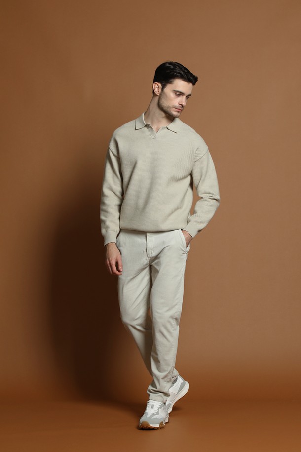 따뜻하고 부드러운 울 혼방 소재의 남성 오픈 카라 니트입니다. 가을과 겨울에 입기 좋은 두께감으로, 베이직하고 미니멀한 스타일을 연출합니다. 레귤러 핏과 긴 소매 기장으로 편안한 착용감을 선사하며, 출근룩과 데이트룩에 모두 잘 어울립니다. 무지 디자인에 오픈 카라 디테일로 클래식하면서도 캐주얼한 분위기를 더했습니다.
