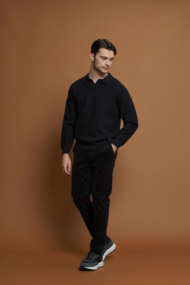 "울혼방 오픈 카라 니트 M-QNIT57"은 남성용 상의로, 간절기에 활용하기 좋은 캐주얼 스타일의 니트입니다. 블루 베이지 컬러의 와플 패턴으로 디자인되었으며, 부드러운 촉감이 특징입니다. 레귤러핏에 오픈 카라, 긴소매 기장으로 제작되었으며, 립 마감 처리와 카라 장식용 버튼 디테일이 돋보입니다. 데이트룩, 카페룩, 캐주얼, 클래식, 미니멀 스타일을 모두 아우르며, 데님 팬츠와 함께 코디하면 멋스러운 룩을 연출할 수 있습니다. 폴리에스테르, 아크릴, 나일론, 울 혼방 소재로 제작되어 편안함과 스타일을 동시에 잡았습니다.
