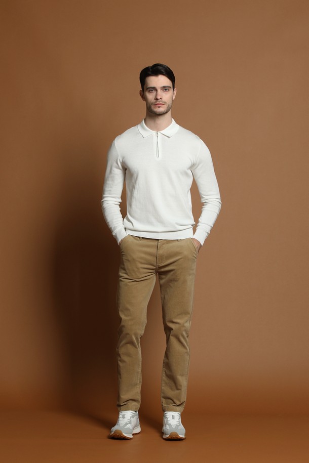 베이직한 디자인과 부드러운 촉감이 돋보이는 남성용 레귤러핏 세골 코듀로이 팬츠입니다. 가을과 겨울에 따뜻하게 입을 수 있도록 두꺼운 두께감의 코듀로이 소재로 제작되었습니다. 무지 디자인으로 어떤 상의와도 쉽게 매치하여 캐주얼, 클래식, 미니멀 스타일을 연출할 수 있습니다. 출근룩과 데이트룩에 모두 활용하기 좋은 실용적인 아이템입니다. 세골 코듀로이 원단으로 제작되어 고급스러운 느낌을 더했습니다.
