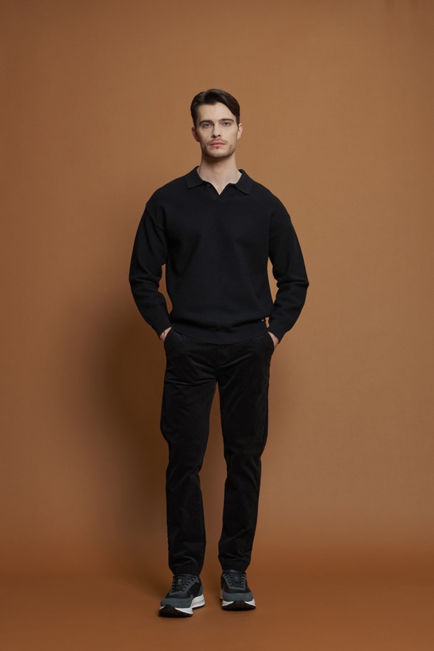 **레귤러핏 세골 코듀로이 팬츠 M-QCPT52**

부드러운 촉감과 매력적인 세골 코듀로이 패턴이 돋보이는 남성용 레귤러핏 코듀로이 팬츠입니다. 면과 스판덱스 혼방 소재로 제작되어 편안한 착용감을 선사하며, 일상 및 캐주얼 스타일에 잘 어울립니다. 라이트그레이, 차콜, 브라운, 불택 베이지 등 4가지 다채로운 컬러로 출시되어, 여름, 간절기, 겨울까지 폭넓게 활용 가능합니다. 앞, 뒤 포켓 구성으로 실용성을 더했으며, 뒷주머니 봉제는 제거 가능하여 더욱 깔끔하게 연출할 수 있습니다. 신축성이 있어 활동성이 좋으며, 베이직하고 미니멀한 스타일을 선호하는 남성분들께 추천합니다.
