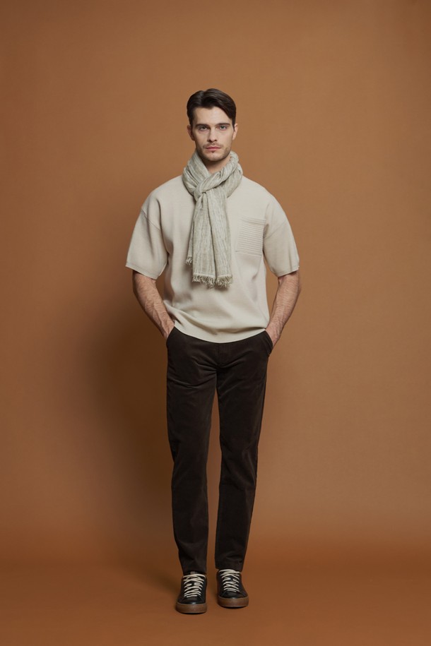 **레귤러핏 세골 코듀로이 팬츠 M-QCPT52**

가을, 겨울 시즌에 어울리는 남성용 레귤러핏 세골 코듀로이 팬츠입니다. 라이트그레이, 차콜, 브라운, 베이지 4가지 색상으로 출시되어 다양한 겨울 데일리룩을 연출할 수 있습니다. 면과 스판덱스 혼방 소재로 제작되어 부드러운 촉감과 편안한 착용감을 선사하며, 캐주얼, 클래식, 미니멀 스타일 모두 소화 가능합니다. 앞뒤 포켓 구성에 뒷주머니 봉제 제거가 가능하여 활용도를 높였습니다. 두꺼운 두께감으로 따뜻하게 착용할 수 있는 긴바지입니다.
