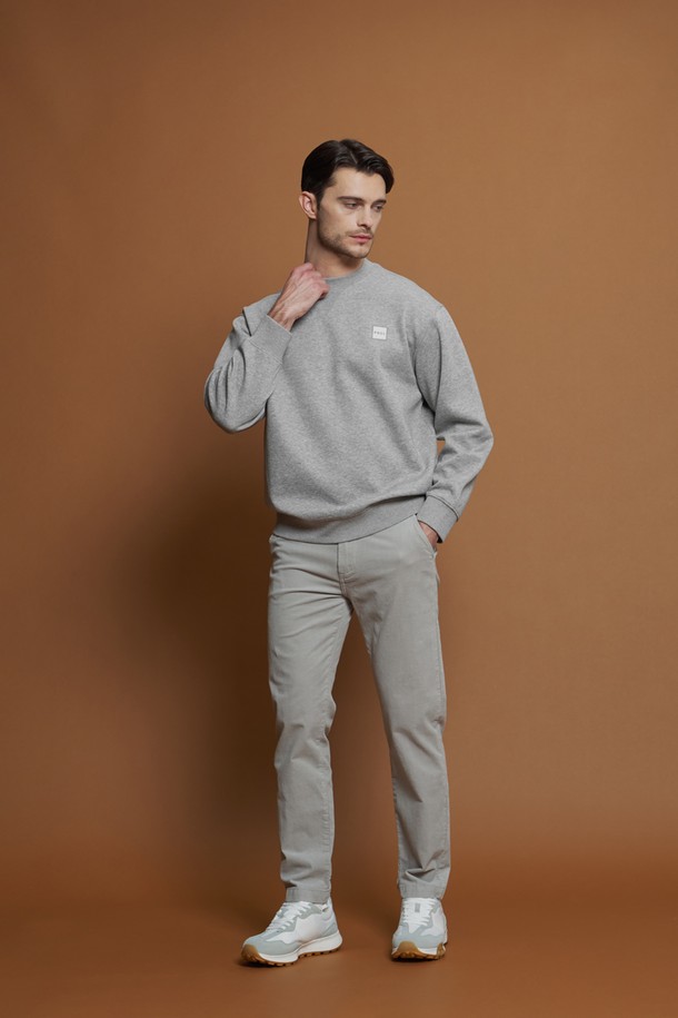 **레귤러핏 세골 코듀로이 팬츠 M-QCPT52**는 부드러운 촉감의 면과 스판덱스 혼방 소재로 제작되어 편안한 착용감을 제공합니다. 캐주얼 및 베이직 스타일을 연출하기 좋으며, 다양한 상의와 매치하여 일상 또는 간절기, 겨울철에 활용할 수 있습니다. 라이트그레이, 차콜, 브라운, 블랙, 베이지 5가지 색상으로 출시되어 폭넓은 선택이 가능합니다. 레귤러핏으로 제작되어 활동성이 뛰어나며, 앞뒤 포켓 디자인으로 실용성을 더했습니다. 셔츠나 니트, 재킷과 함께 다양한 스타일을 연출해보세요.
