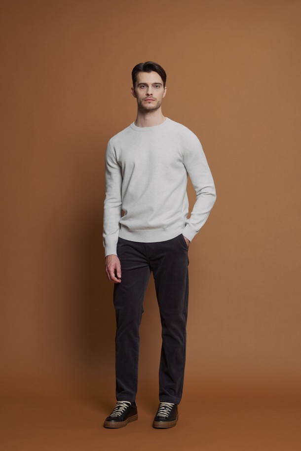 레귤러핏 세골 코듀로이 팬츠 M-QCPT52는 캐주얼 및 포멀 스타일을 모두 아우르는 남성용 코듀로이 팬츠입니다. 부드러운 촉감의 면과 스판덱스 혼방 소재로 제작되어 편안한 착용감을 제공합니다. 라이트그레이, 차콜, 브라운, 베이지 4가지 컬러로 출시되어 다양한 겨울 데일리룩에 활용하기 좋습니다. 레귤러핏에 긴 기장으로 제작되었으며, 앞뒤 포켓과 뒷주머니 봉제 제거 옵션을 갖추었습니다. 세골 코듀로이 패턴이 은은한 멋을 더하며, 간절기부터 겨울까지 착용하기 좋은 아이템입니다.
