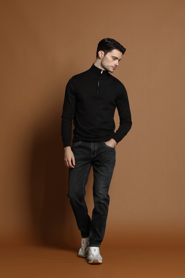 **소프트 반집업 니트 M-QNIT50**은 남성용 상의로, 가을과 겨울에 착용하기 좋은 두꺼운 두께감의 니트 소재 반집업 스타일입니다. 블랙 컬러의 무지 디자인과 레귤러핏, 긴소매 기장으로 베이직하고 미니멀한 스타일을 연출합니다. 부드러운 촉감의 니트는 편안한 착용감을 선사하며, 반집업 디테일이 특징입니다. 일상복으로 활용하기 좋으며, 미니멀, 클래식한 스타일을 선호하는 남성에게 적합합니다.
