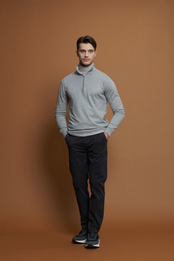 소프트 반집업 니트 M-QNIT50은 남성용 상의로, 데일리, 이너, 출근룩, 겨울 데일리룩에 활용하기 좋습니다. 부드러운 비스코스와 폴리에스터 혼방 소재로 제작되어 편안한 착용감을 선사하며, 골지 패턴과 슬림핏으로 안정적인 실루엣을 연출합니다. 블랙, 다크그레이, 라이트그레이, 네이비, 화이트 5가지 색상으로 출시되어 다양한 스타일링에 활용 가능하며, 긴 소매 기장과 반집업 네크라인 디자인이 특징입니다. 신축성이 뛰어나 활동성을 보장하며, 데님 팬츠와 매치하여 캐주얼한 데일리룩, 아우터 안에 이너로 활용하여 미니멀하고 클래식한 스타일을 연출할 수 있습니다.
