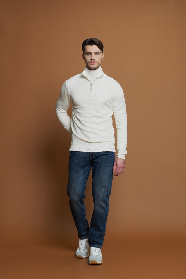 **소프트 반집업 니트 M-QNIT50**은 부드러운 촉감의 비스코스와 폴리에스터 혼방 소재로 제작되어 편안한 착용감을 선사합니다. 슬림핏으로 디자인되어 캐주얼하면서도 베이직한 스타일을 연출하며, 골지 패턴으로 안정적인 실루엣을 완성합니다. 반집업 네크라인과 긴 소매 기장으로 다양한 계절에 활용 가능하며, 신축성이 좋아 활동성을 높였습니다. 출근룩, 겨울 데일리룩 등 미니멀하고 클래식한 스타일을 연출하고 싶을 때 적합합니다.
블랙, 다크그레이, 라이트그레이, 네이비, 화이트 등 5가지 색상으로 출시되어 폭넓은 선택이 가능합니다.
