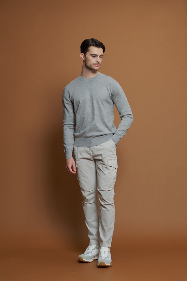 남성용 비스코스 혼방 라운드 니트 M-QNIT51입니다. 부드러운 촉감과 슬림핏으로 제작되어 데일리룩, 출근룩, 겨울 데일리룩 등 다양한 TPO에 활용하기 좋습니다. 베이직, 캐주얼, 미니멀, 클래식 스타일을 아우르며, 라운드넥과 긴소매 디자인으로 어떤 옷에도 쉽게 매치할 수 있습니다. 비스코스, 폴리에스터 혼방 소재에 골지 패턴과 신축성, 단정한 실루엣을 더해 편안하면서도 세련된 룩을 연출합니다. 블랙, 다크그레이, 라이트그레이, 네이비, 화이트 등 5가지 색상으로 출시되어 폭넓은 선택이 가능합니다.
