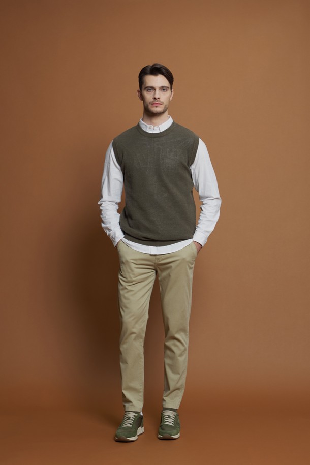 면 혼방 와플 니트 베스트 M-QNIT60은 카키와 그레이 두 가지 색상으로 출시된 간절기용 베스트입니다. 부드러운 촉감의 면과 폴리에스터 혼방 소재로 제작되었으며, 캐주얼하고 베이직한 스타일을 연출합니다. 슬림핏 크루넥 디자인에 민소매 형태로, 와플 패턴이 돋보이는 제품입니다. 골지 마감 처리와 레이어드 스타일링이 용이하여 다양한 TPO(동네 마실룩, 카페룩)에 활용할 수 있습니다.
