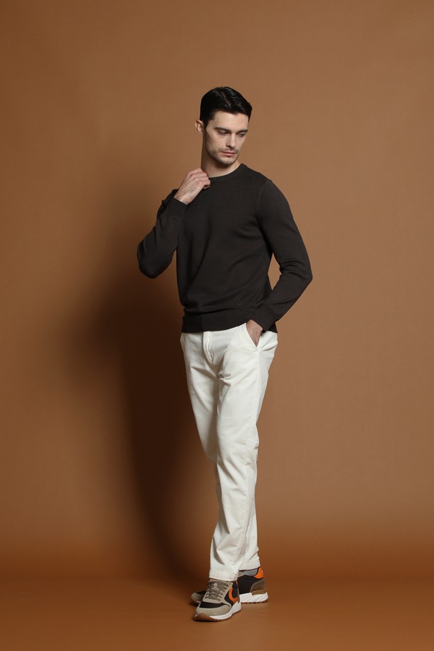 남성용 비스코스 블렌드 라운드 니트 M-QNIT58입니다. 부드러운 촉감의 비스코스 블렌드 소재로 제작되어 봄, 가을 시즌에 착용하기 좋습니다. 베이직하고 미니멀한 스타일로 출근룩, 비즈니스 캐주얼에 활용하기 좋으며, 레귤러핏과 긴 소매 기장으로 편안한 착용감을 선사합니다. 라운드넥 디자인에 무지 패턴의 블랙 컬러로 어떤 하의와도 쉽게 매치할 수 있습니다. 얇은 두께감으로 간절기 레이어드 연출에도 용이합니다.
