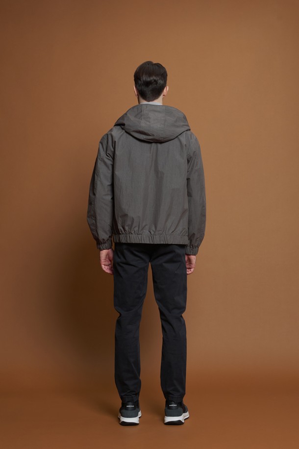 빈티지 워싱 후드 점퍼 M-QCJP61은 남성용 후드 점퍼입니다. 차콜 색상으로, 봄, 가을 간절기에 일상, 산책, 여행 등 다양한 TPO에 활용하기 좋습니다. 캐주얼, 미니멀 스타일을 연출하기 좋으며, 무지 패턴에 레귤러 핏으로 제작되었습니다. 가볍고 얇은 면, 폴리에스터 혼방 소재로 제작되었으며, 매쉬 안감과 지퍼 여밈, 후드 일체형 디자인이 특징입니다. 소매 로고 디테일이 돋보이는 긴소매 후드 점퍼입니다.
