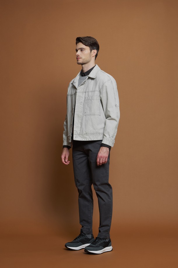 블리치 워싱 데님 재킷 M-QCJP55는 남성용 데님 재킷입니다. 캐주얼과 베이직 스타일을 추구하는 분들께 적합하며, 봄, 가을에 착용하기 좋습니다. 부드러운 촉감의 면 소재로 제작되었으며, 레귤러 핏에 긴 소매 기장입니다. 블리치 워싱 처리된 그레이 컬러와 단정한 카라, 가슴 및 측면 포켓 디테일이 특징입니다. 데이트룩, 쇼핑룩 등 다양한 TPO에 활용 가능하며, 캐주얼부터 미니멀 스타일까지 연출할 수 있습니다.
