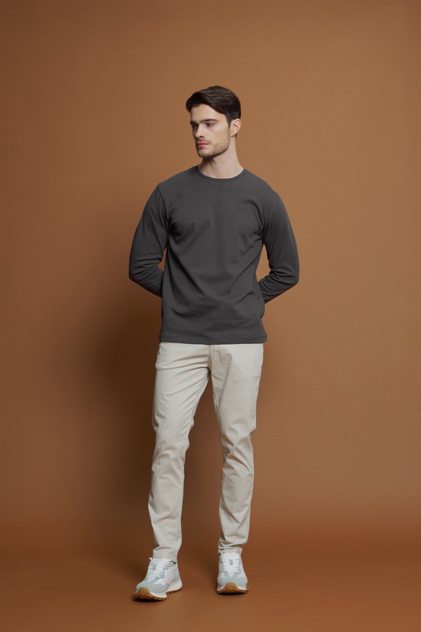 베이직 라운드 티셔츠 D-QTEE55는 남성을 위한 데일리 상의입니다. 아이보리, 그레이, 블랙, 차콜 네 가지 색상으로 출시되었으며, 간절기와 겨울에도 착용 가능한 긴소매 디자인입니다. 면 소재로 제작되어 부드러운 촉감을 자랑하며, 레귤러슬림핏으로 제작되어 편안한 착용감을 선사합니다. 베이직 스타일의 라운드넥 티셔츠로, V 스티치 패턴이 은은한 포인트를 더합니다. 신축성이 좋아 다양한 스타일의 아이템과 매치하여 미니멀, 클래식, 캐주얼 룩을 연출할 수 있습니다.
