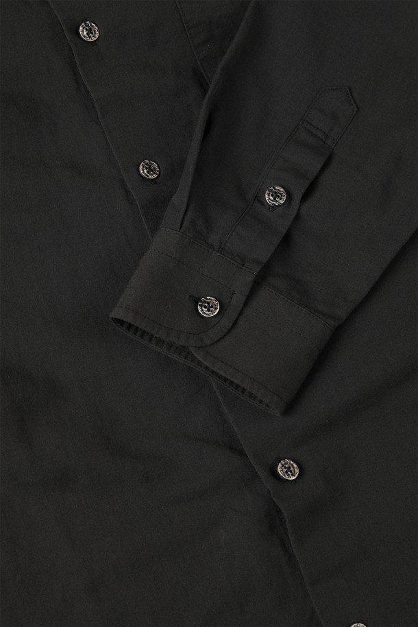 워시드 포켓 셔츠 D-QCSH52는 부드러운 촉감의 레이온, 면, 리넨 혼방 소재로 제작되어 통기성이 우수하고 쾌적한 착용감을 선사합니다. 슬림핏으로 단정하게 떨어지는 실루엣과 긴 소매 기장이 특징이며, 무지 디자인에 앞면 포켓 디테일로 포인트를 더했습니다. 블랙, 차콜 두 가지 컬러로 출시되어 출근룩, 오피스룩뿐만 아니라 미니멀, 클래식, 캐주얼 등 다양한 스타일로 연출하기 좋습니다. 단독 착용하거나 티셔츠와 레이어드하여, 또는 아우터 안에 이너로 활용하여 사계절 내내 폭넓게 활용할 수 있습니다.
