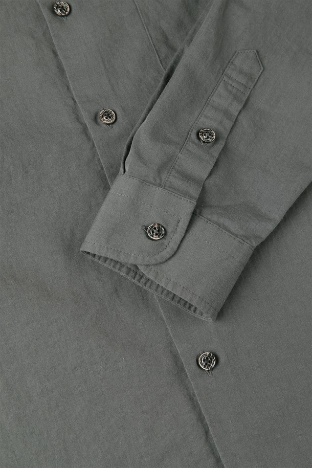 워시드 포켓 셔츠 D-QCSH52는 부드러운 텐셀, 면, 린넨 혼방 소재로 제작되어 가볍고 편안한 착용감을 선사합니다. 블랙, 차콜 두 가지 색상으로 출시되었으며, 슬림핏과 레귤러 기장으로 깔끔한 핏을 연출합니다. 앞면 포켓 디테일과 워싱 가공이 특징이며, 캐주얼, 미니멀, 클래식 스타일을 모두 소화 가능합니다. 긴 소매 기장으로 간절기부터 초여름까지, 두께감이 얇아 통기성이 뛰어나 일상생활에서 활용하기 좋습니다. 내추럴한 텍스처가 돋보이는 단추 여밈 방식의 셔츠입니다.
