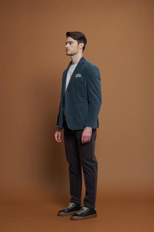 **슬림핏 벨벳 재킷 D-QCJK50**은 남성분들을 위한 클래식하고 베이직한 스타일의 블레이저입니다. 부드러운 촉감의 면, 스판덱스 혼방 소재로 제작되어 간절기부터 여름까지 시원하게 착용 가능하며, 슬림핏 디자인으로 세련된 실루엣을 연출합니다. 싱글 버튼 여밈 방식과 노치 라펠, 더블 벤트, 패치 포켓, 가슴 포켓 행거칩 디테일이 특징입니다. 출근룩, 비즈니스 캐주얼, 오피스룩 등 다양한 TPO에 맞춰 미니멀하고 시크한 스타일을 완성해보세요. 시원한 블루 컬러로 포인트를 더한 데일리 자켓입니다.
