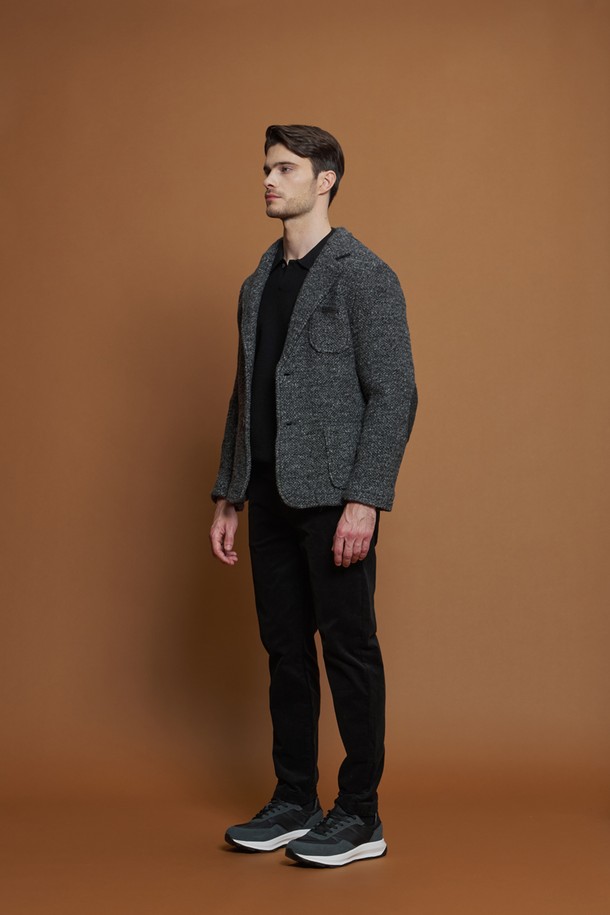 남성 울 혼방 니트 재킷 F-GNJK51은 간절기에 세련된 스타일을 연출할 수 있는 아우터입니다. 부드러운 감촉과 포근함을 선사하며, 클래식하고 세련된 무드를 자아냅니다. 노치 라펠과 엘보 패치가 돋보이는 디자인으로, 슬림핏에 투 버튼 여밈 방식이 특징입니다. 폴리에스터, 버진울, 면, 기타 섬유 혼방 소재로 제작되어 내구성이 뛰어나며, 비즈니스 캐주얼, 출근룩, 모임룩 등 다양한 TPO에 활용하기 좋습니다. 특히 엘보 배색 패치 디테일과 자연스러운 실루엣이 돋보이는 아이템입니다.
