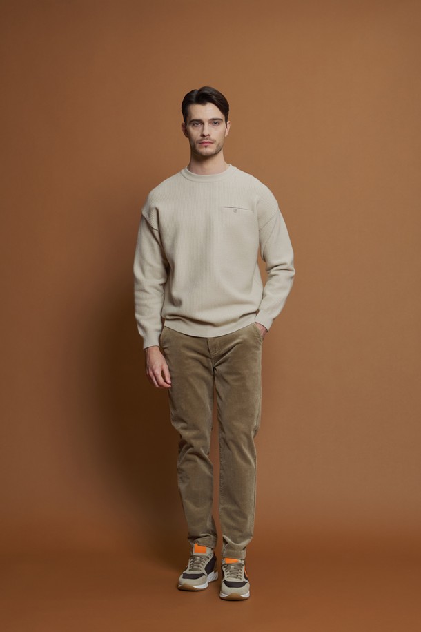 **레귤러슬림핏 코듀로이 팬츠 M-QCPT51**

부드러운 촉감과 두꺼운 두께감으로 따뜻함을 선사하는 남성용 코듀로이 팬츠입니다. 캐주얼과 클래식 스타일을 모두 소화할 수 있는 디자인으로, 일상생활에서 폭넓게 활용할 수 있습니다. 그레이, 네이비, 화이트, 베이지 4가지 컬러로 제공되어 다양한 상의와 매치하기 용이합니다. 면과 스판덱스 혼방 소재로 제작되어 편안한 착용감을 제공하며, 슬림핏과 레귤러핏 두 가지 스타일로 만나볼 수 있습니다. 앞, 뒤 포켓 디자인과 뒷주머니 봉제 제거가 가능한 디테일이 돋보이는 긴바지입니다.
