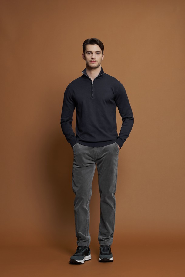 "레귤러슬림핏 코듀로이 팬츠 M-QCPT51"은 남성용 코듀로이 팬츠로, 겨울, 간절기, 여름까지 폭넓게 착용 가능한 실용적인 아이템입니다. 부드러운 촉감의 면과 스판덱스 혼방 소재로 제작되어 편안한 착용감을 선사하며, 슬림핏과 레귤러핏 사이의 레귤러슬림핏으로 제작되어 어떤 스타일에도 자연스럽게 어울립니다. 그레이, 네이비, 화이트, 베이지의 4가지 다채로운 컬러로 출시되어, 클래식, 캐주얼, 미니멀 등 다양한 스타일을 연출할 수 있습니다. 넉넉한 두께감과 신축성 있는 소재로 활동성을 높였으며, 앞뒤 포켓 디자인으로 실용성을 더했습니다. 출근룩, 겨울 데일리룩, 모임룩 등 TPO에 맞춰 활용해보세요.
