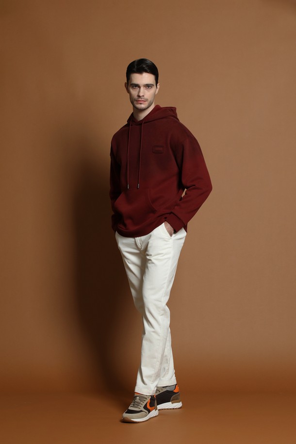 레귤러슬림핏 코듀로이 팬츠 M-QCPT51는 남성용 바지로, 가을과 겨울에 따뜻하게 입을 수 있습니다. 부드러운 촉감의 화이트 컬러 코듀로이 소재로 제작되어 캐주얼하고 베이직한 스타일을 연출합니다. 레귤러핏과 슬림핏을 결합하여 편안하면서도 세련된 핏을 제공하며, 일자 실루엣으로 깔끔하게 떨어집니다. 두께감이 있어 겨울철에도 따뜻하게 착용 가능하며, 다양한 상의와 매치하여 미니멀, 클래식 스타일을 연출하기 좋습니다.
