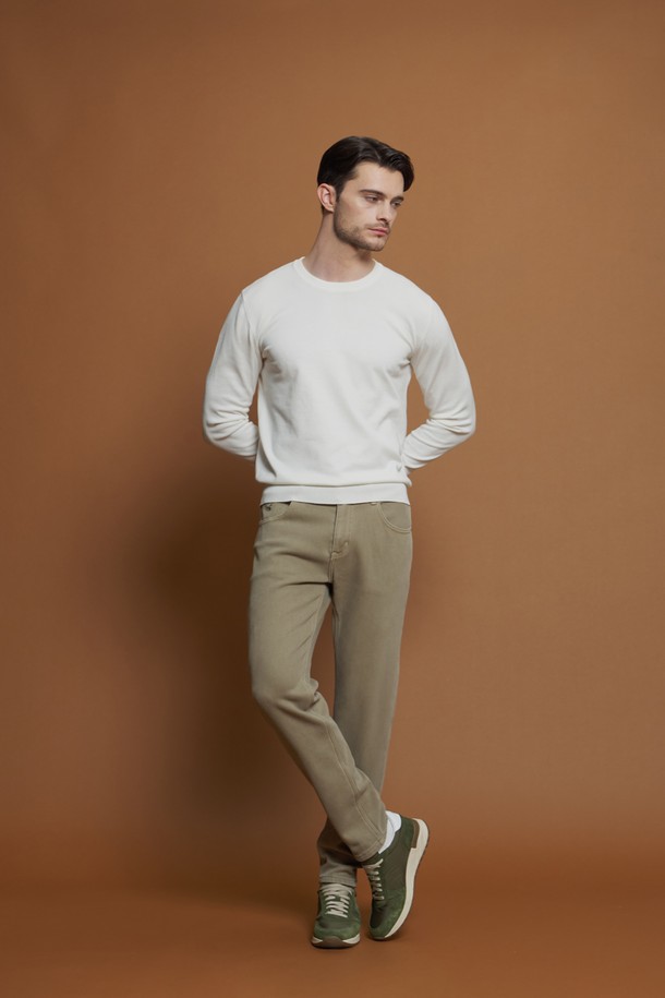 베이지 자수 포인트 기모 데님 팬츠 M-GJEAN83는 겨울 데일리룩을 위한 캐주얼 스타일의 긴바지입니다. 부드러운 촉감의 면, 텐셀, 비스코스, 스판 혼방 소재로 제작되어 편안한 착용감을 선사합니다. 슬림핏과 레귤러핏 두 가지 핏으로 출시되었으며, 두꺼운 두께감과 기모 안감으로 따뜻함을 더했습니다. 5포켓 디자인에 앞뒤 포켓 자수 디테일이 돋보이며, 신축성이 있어 활동성을 높였습니다. 베이지, 차콜 그레이, 라이트그레이 세 가지 색상으로 만나보세요.
