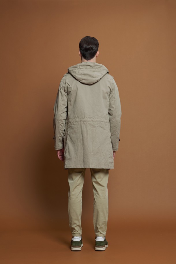 가먼트다잉 롱 후드 야상 M-QBBY50은 캐주얼하고 밀리터리한 무드를 동시에 연출하는 남성용 아우터입니다. 봄, 가을 간절기에 적합하며, 부드러운 면, 스판 혼방 소재로 제작되어 편안한 착용감을 선사합니다. 일체형 후드와 지퍼, 단추 이중 여밈으로 보온성을 높였으며, 레귤러 슬림핏으로 세련된 실루엣을 자랑합니다. 가먼트다잉 기법으로 자연스러운 얼룩과 색상 차이를 살려 워크웨어 스타일을 완성하며, 가을 나들이룩에 돋보이는 스타일을 더합니다. 
