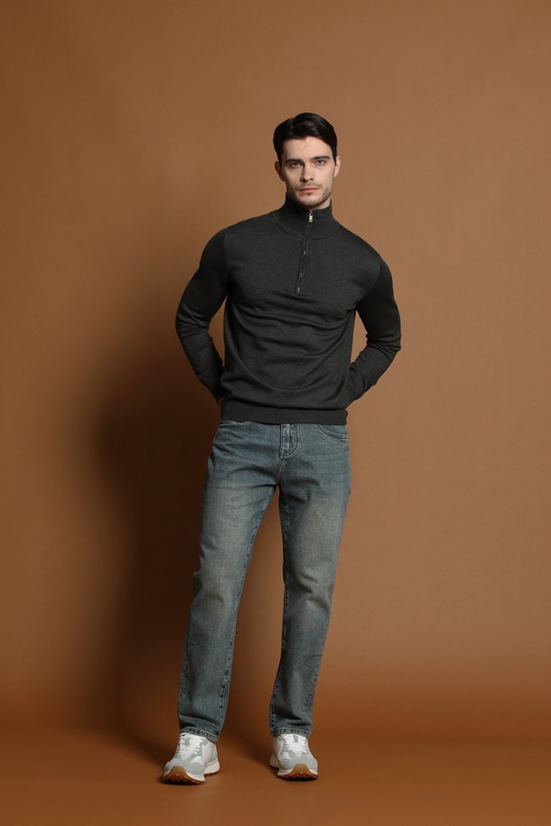 릴렉스핏 베이직 데님 팬츠 M-QJEAN51은 남성을 위한 베이직한 디자인의 데님 팬츠입니다. 봄, 가을 계절에 착용하기 좋으며, 릴랙스핏으로 편안한 착용감을 선사합니다. 캐주얼, 미니멀, 클래식 스타일을 모두 아우르며, 출근룩과 데이트룩 등 다양한 TPO에 활용할 수 있습니다. 무지 패턴의 긴 기장 데님 팬츠로, 데일리룩에 활용하기 좋은 아이템입니다.
