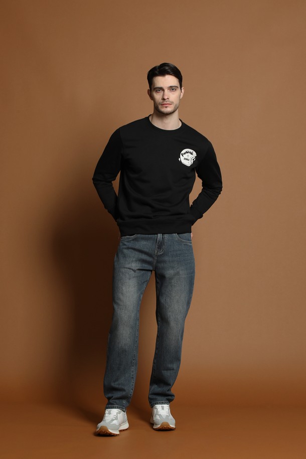 블랙 컬러의 남성용 로고 프린트 스웨트셔츠 D-QTEE57입니다. 봄, 가을, 겨울 모두 착용 가능한 두꺼운 두께감의 면 소재 스웨트셔츠로, 캐주얼 및 베이직 스타일을 연출하기 좋습니다. 라운드넥과 긴소매 디자인에 레귤러핏으로 제작되었으며, 일상복뿐만 아니라 출근룩으로도 활용 가능합니다. 로고 프린트 디테일이 돋보이는 미니멀한 디자인이 특징입니다.
