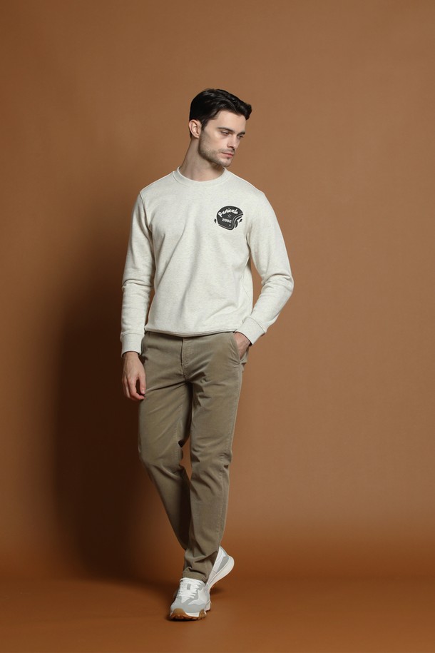 아이보리 컬러의 남성용 로고 프린트 스웨트셔츠 D-QTEE57입니다. 캐주얼, 미니멀 스타일로 출근룩, 캠핑룩에 활용하기 좋습니다. 면 소재로 제작되어 부드러운 촉감을 선사하며, 봄, 가을, 겨울 모두 착용 가능한 두꺼운 두께감의 긴소매 레귤러핏 제품입니다. 라운드넥 디자인에 로고 프린트가 돋보이는 베이직한 디자인으로, 다양한 스타일 연출에 용이합니다.
