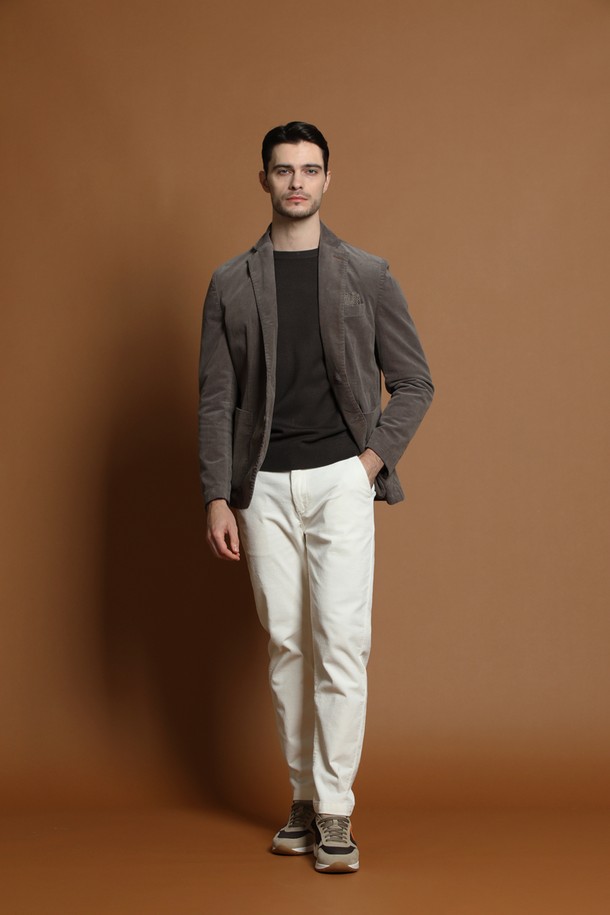 **슬림핏 코듀로이 재킷 D-QCJK51**

가을과 겨울, 당신의 품격을 높여줄 남성용 슬림핏 코듀로이 재킷입니다. 부드러운 촉감의 두꺼운 코듀로이 소재로 제작되어 따뜻함과 편안함을 선사합니다. 브라운과 그레이 두 가지 색상으로 출시되어, 어떤 룩에도 자연스럽게 어울립니다. 테일러드 칼라와 싱글 버튼 여밈, 그리고 포켓 디테일이 클래식하고 베이직한 디자인을 완성합니다. 비즈니스 캐주얼, 출근룩, 모임룩 등 다양한 TPO에 활용하여 미니멀하고 시크한 스타일을 연출해보세요.
