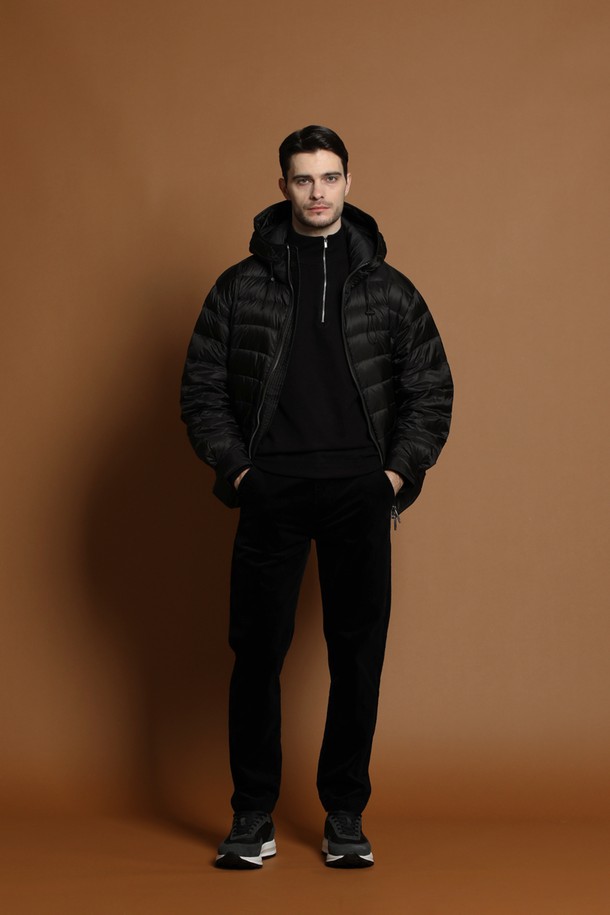 경량 덕다운 후드 재킷 M-QCJP58은 겨울철 넉넉한 보온성을 제공하는 남성용 패딩 재킷입니다. 일상 및 여행 등 다양한 TPO에 활용 가능하며, 캐주얼, 스포티, 미니멀 스타일을 소화합니다. 부드러운 촉감의 나일론 소재와 두꺼운 두께, 경량 설계로 편안한 착용감을 선사합니다. 무지 디자인의 블랙 컬러로 어떤 옷에도 쉽게 매치할 수 있으며, 레귤러핏과 집업 여밈 방식으로 활동성을 높였습니다. 후드 디테일과 긴 소매 기장으로 한겨울 추위에도 따뜻하게 몸을 보호합니다.
