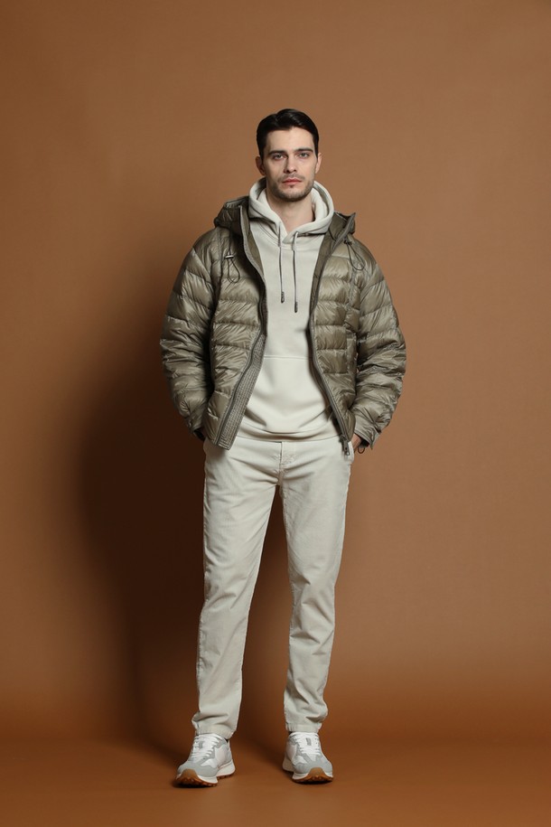 남성용 경량 덕다운 후드 재킷 M-QCJP58입니다. 베이지와 카키 두 가지 색상으로 출시되었으며, 가을, 겨울철 일상 및 캐주얼 출근룩에 적합합니다. 가볍고 따뜻한 덕다운 충전재와 부드러운 나일론 소재를 사용하여 편안한 착용감을 제공합니다. 레귤러핏에 집업 스타일로 간편하게 입고 벗을 수 있으며, 무지 디자인으로 다양한 룩에 활용하기 좋습니다. 두꺼운 두께감으로 보온성을 높였으며, 후드가 있어 더욱 실용적입니다.
