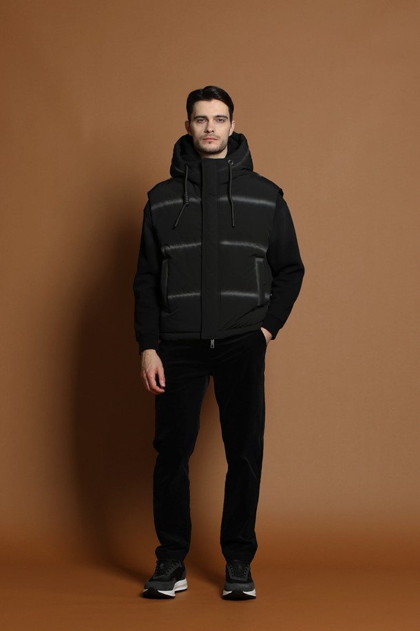 블랙 컬러의 남성용 후드 다운 베스트 M-QCJP59입니다. 겨울철 캐주얼 및 스포티 스타일을 연출하기에 적합하며, 레귤러 핏으로 편안하게 착용할 수 있습니다. 퀼팅 디자인과 후드가 특징이며, 두꺼운 두께감과 부드러운 촉감으로 따뜻함을 선사합니다. 민소매 디자인으로 활동성을 높였으며, 나일론 소재를 사용하여 내구성을 강화했습니다. 집업 형식으로 간편하게 착용 가능하며, 일상에서 폭넓게 활용할 수 있습니다.
