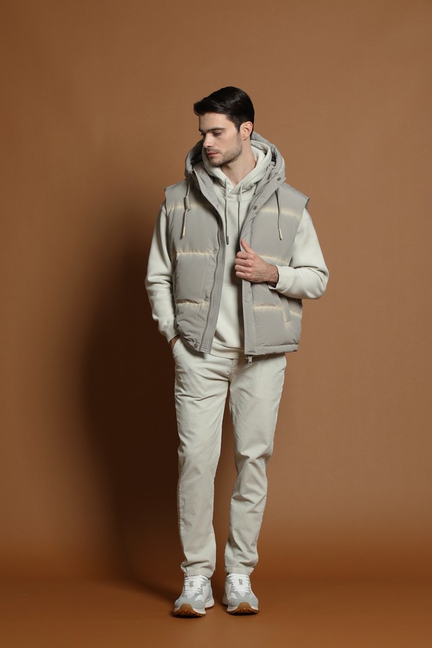 남성용 후드 다운 베스트 M-QCJP59는 겨울철 일상과 캠핑룩에 적합한 아이템입니다. 부드러운 촉감의 나일론 소재와 두꺼운 두께감으로 따뜻함을 제공하며, 캐주얼, 스포티, 미니멀 스타일을 연출하기 좋습니다. 무지 디자인의 그레이 컬러에 레귤러 핏으로 제작되어 편안한 착용감을 선사합니다. 집업 방식과 후드 탈부착 기능으로 실용성을 높인 패딩 베스트입니다.
