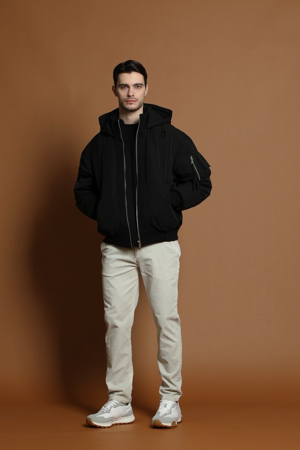 덕다운 블루종 재킷 M-QCJP64는 남성용 겨울 아우터로, 캐주얼하고 미니멀한 스타일을 연출합니다. 블랙 컬러의 무지 디자인으로 어떤 옷에도 쉽게 매치할 수 있으며, 두꺼운 두께감과 부드러운 촉감의 덕다운 충전재가 따뜻함을 선사합니다. 오버핏으로 편안한 착용감을 제공하며, 집업 방식과 긴 소매, 후드, 포켓 디테일이 실용성을 더합니다. 일상복으로 활용하기 좋은 패딩 타입의 블루종 재킷입니다.
