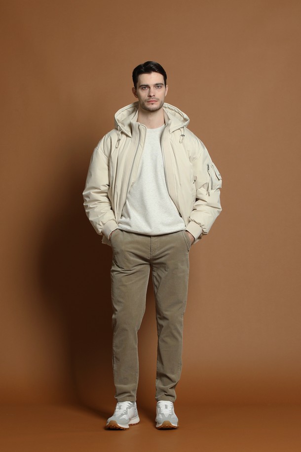 덕다운 블루종 재킷 M-QCJP64는 남성용 아우터로, 겨울철 일상에서 캐주얼하고 스포티한 스타일을 연출하기에 적합합니다. 아이보리, 화이트 두 가지 색상으로 출시되었으며, 숏 기장의 무지 디자인으로 미니멀한 매력을 더합니다. 두꺼운 두께감의 덕다운 충전재와 부드러운 촉감으로 따뜻함을 제공하며, 집업 여밈 방식과 후드, 포켓 디테일이 실용성을 높였습니다. 레귤러핏으로 제작되어 편안한 착용감을 선사하며, 긴 소매 기장으로 보온성을 더했습니다.
