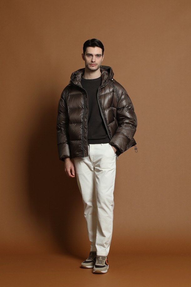 경량 덕다운 패딩 재킷 M-QCJP57은 남성용 겨울 아우터입니다. 브라운 컬러의 베이직하고 미니멀한 디자인으로, 일상복으로 활용하기 좋습니다. 얇고 가벼운 나일론 소재에 덕다운 충전재를 사용하여 보온성을 높였습니다. 레귤러핏에 집업 스타일로 편안하게 착용할 수 있으며, 긴 소매와 후드가 있어 실용적입니다. 무지 디자인으로 다양한 스타일 연출에 용이합니다.
