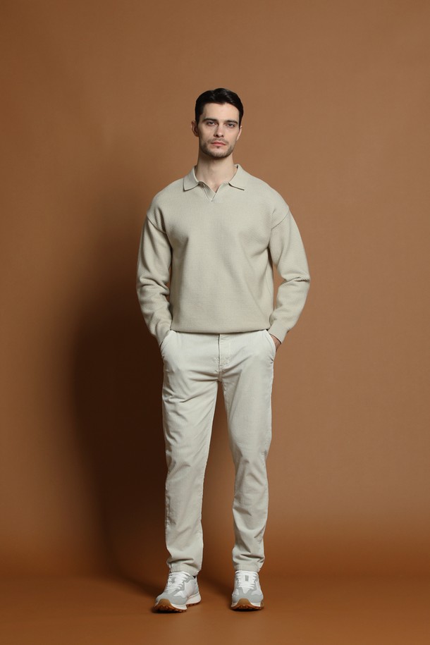 **워시드 면혼방 코듀로이 팬츠 M-RCPT50**

부드러운 워시드 면혼방 소재의 코듀로이 팬츠입니다. 가을과 겨울에 따뜻하게 착용하기 좋은 두꺼운 두께감의 긴 바지입니다. 베이직하고 캐주얼한 무드로, 레귤러 핏 디자인으로 편안한 착용감을 선사합니다. 무지 디자인으로 다양한 상의와 쉽게 매치할 수 있으며, 일상생활에서 활용하기 좋습니다. 클래식하고 미니멀한 스타일을 연출하기에도 적합합니다.
